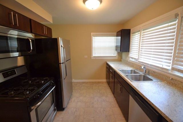 2526 Maple St - Photo 3 of 11