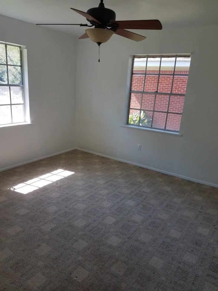 1006 Markus Ave - Photo 2 of 20