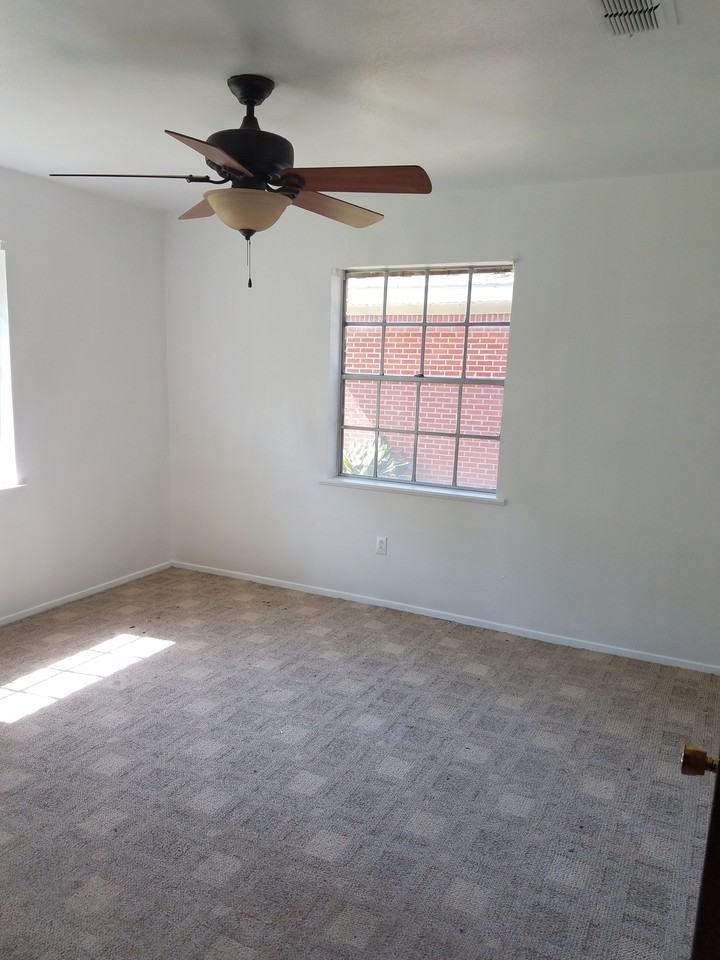 1006 Markus Ave - Photo 3 of 20