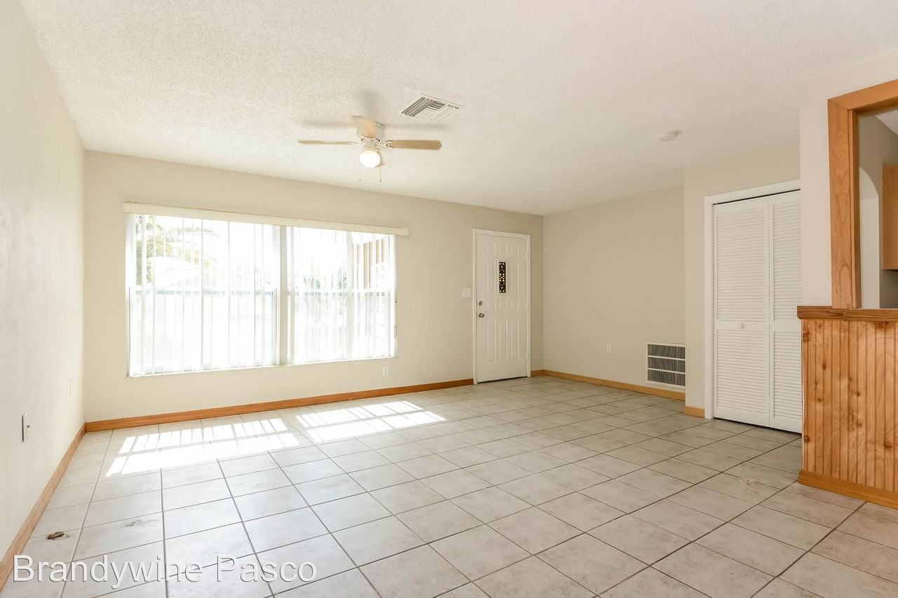 9923 Woodridge Ct - Photo 2 of 8