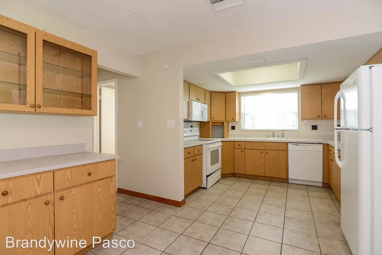 9923 Woodridge Ct - Photo 3 of 8