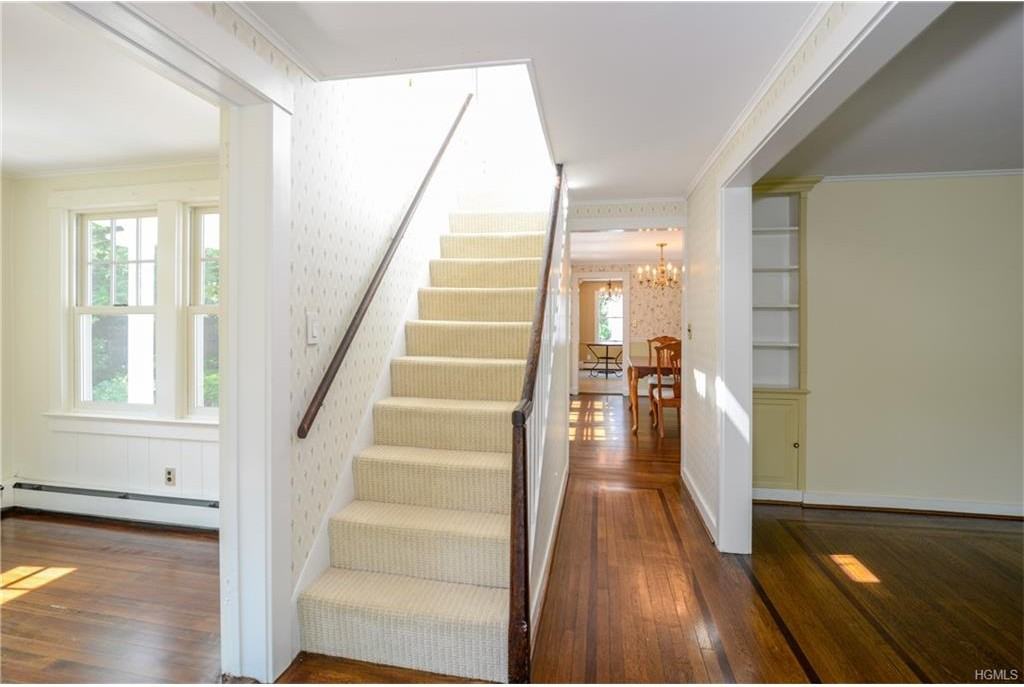 20 Robinson Ave - Photo 3 of 28