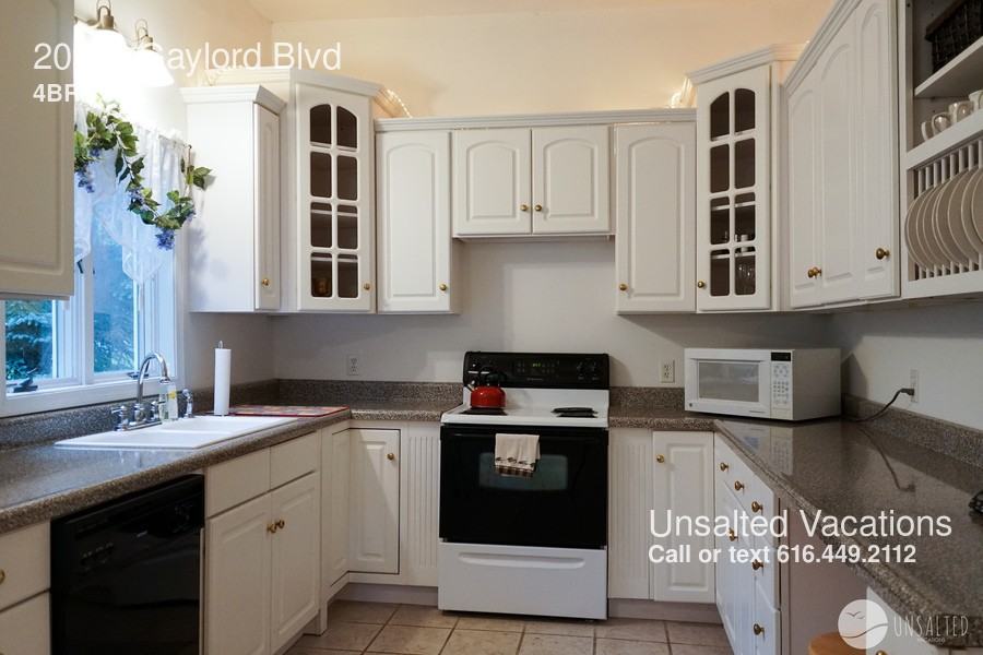 205 N Gaylord Ave - Photo 2 of 33