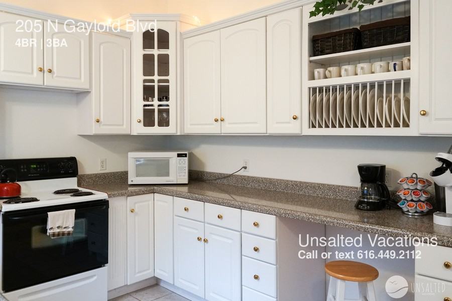 205 N Gaylord Ave - Photo 3 of 33