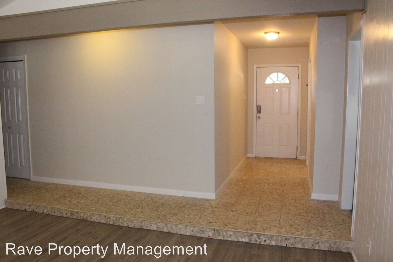 1702 Bluff Dr - Photo 3 of 31