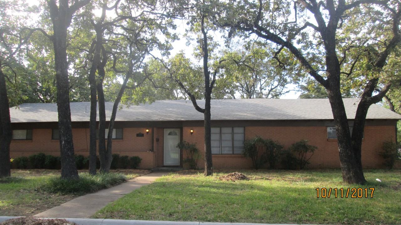 6200 Ravenswood Dr - Photo 2 of 19