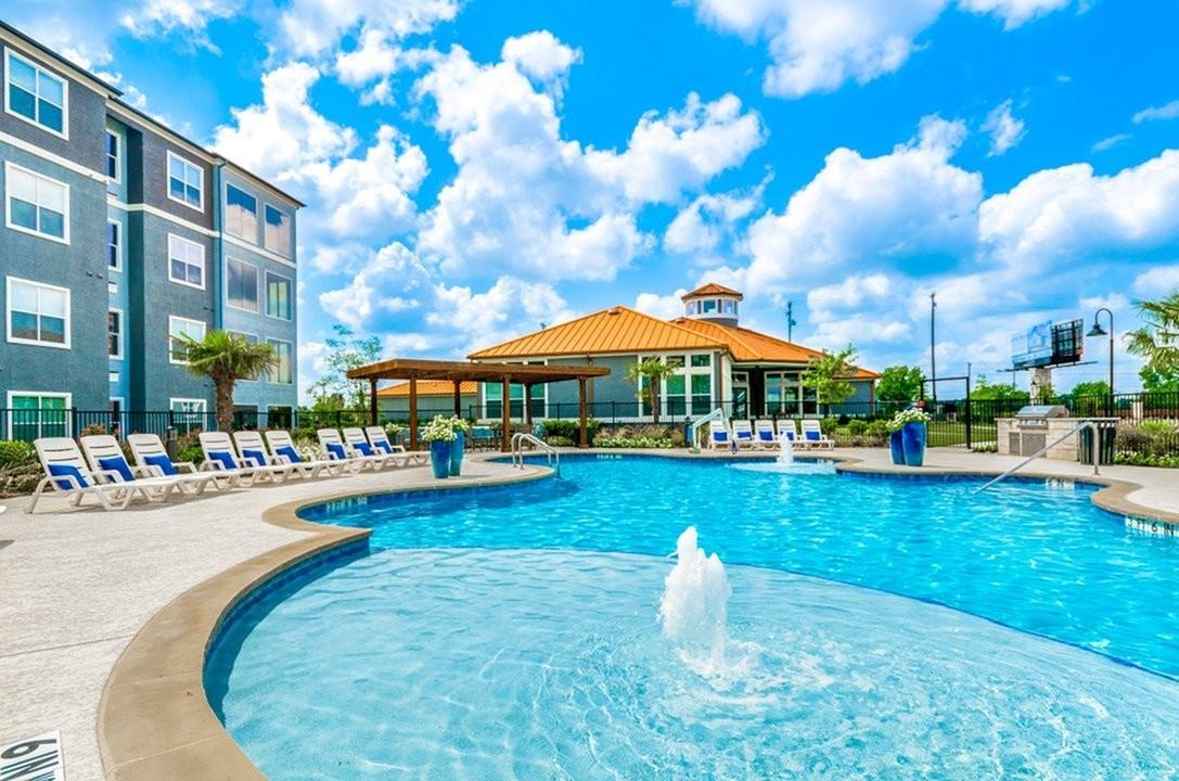 The Luxe 3Eighty - Photo 3 of 50