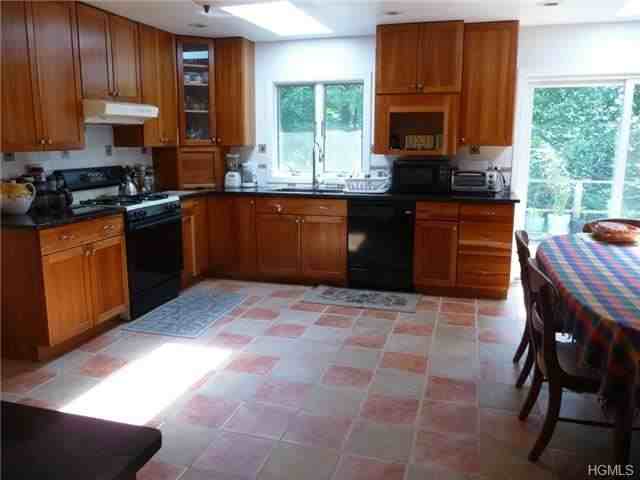 1327 Ethan Ct - Photo 3 of 21