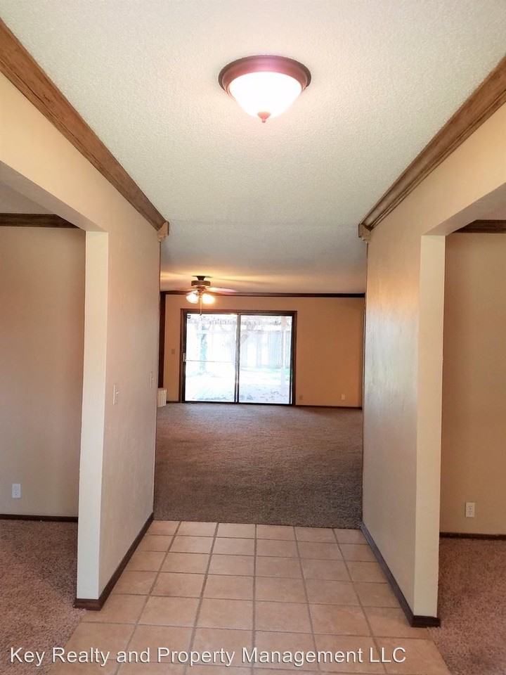 13305 Green Valley Dr - Photo 3 of 15