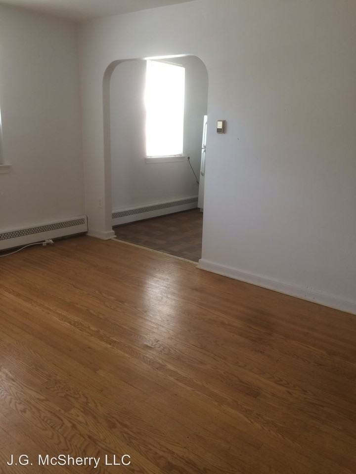 402 Unruh Avenue - Photo 2 of 4