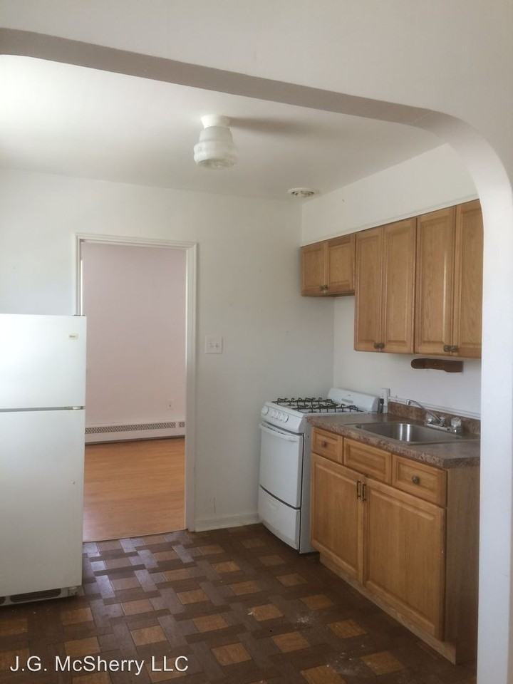 402 Unruh Avenue - Photo 3 of 4