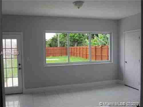 1750 NE 171 St - Photo 3 of 8