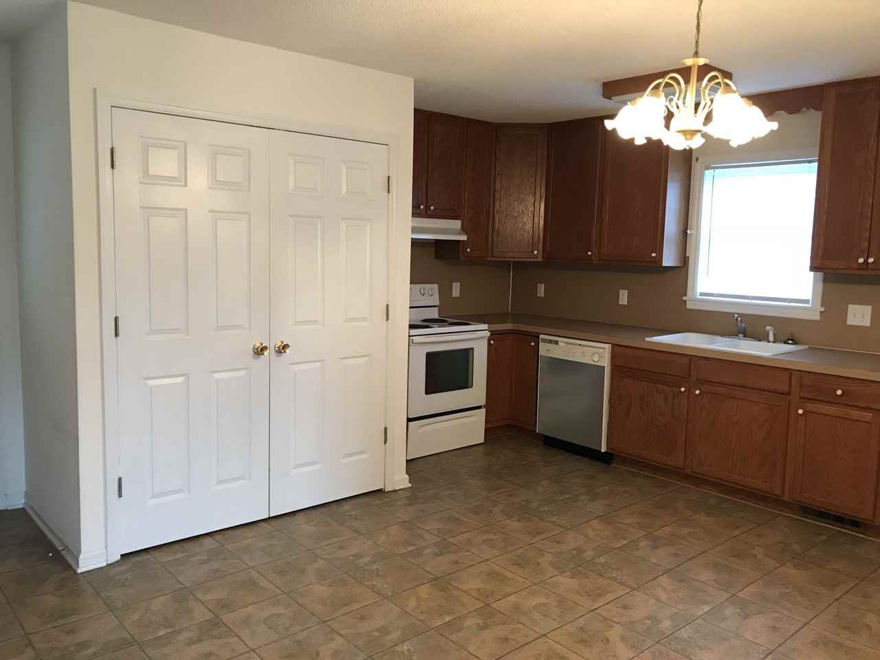 1008 Coburn St - Photo 2 of 4