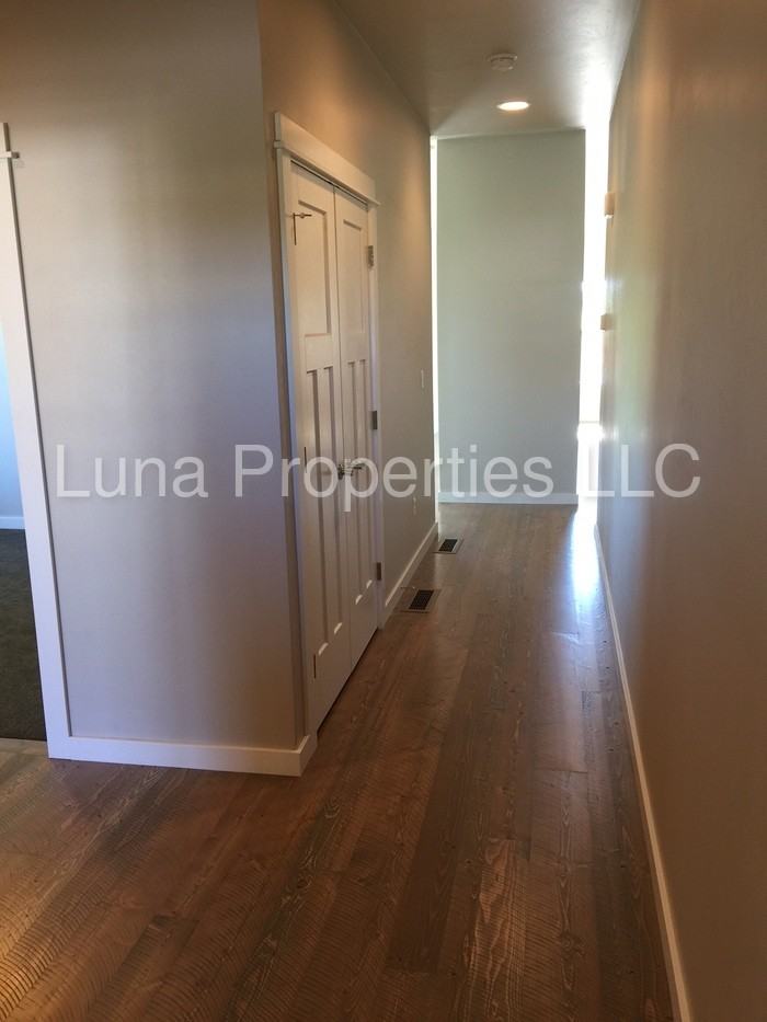 2621 W College St - Photo 2 of 9