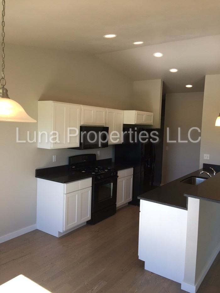 2621 W College St - Photo 3 of 9