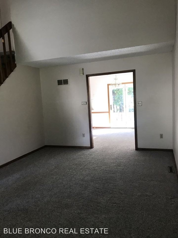 743 SE Country Ln - Photo 3 of 20