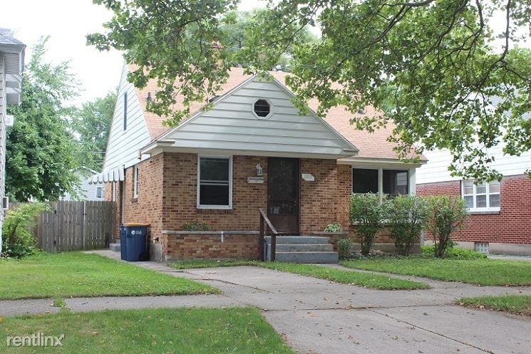 1015 Lake Michigan Dr NW