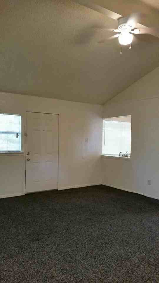 1519 Oakbrook St - Photo 3 of 14