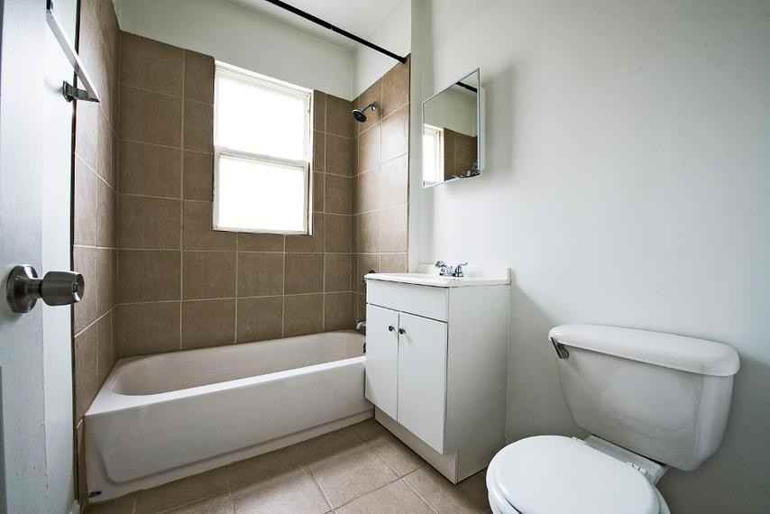 1042 N Leamington Ave - Photo 3 of 9