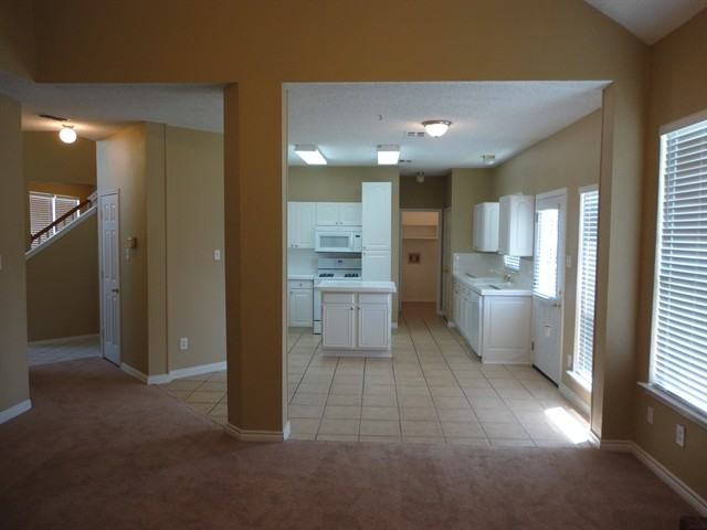 1213 Calvert Dr - Photo 3 of 11