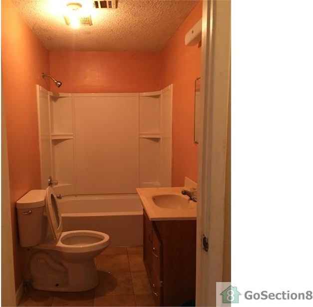 1318 Locust St - Photo 3 of 6