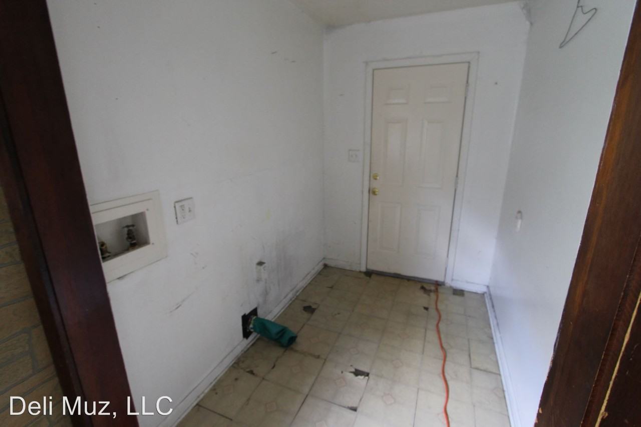 527 S Denby Ave - Photo 3 of 19