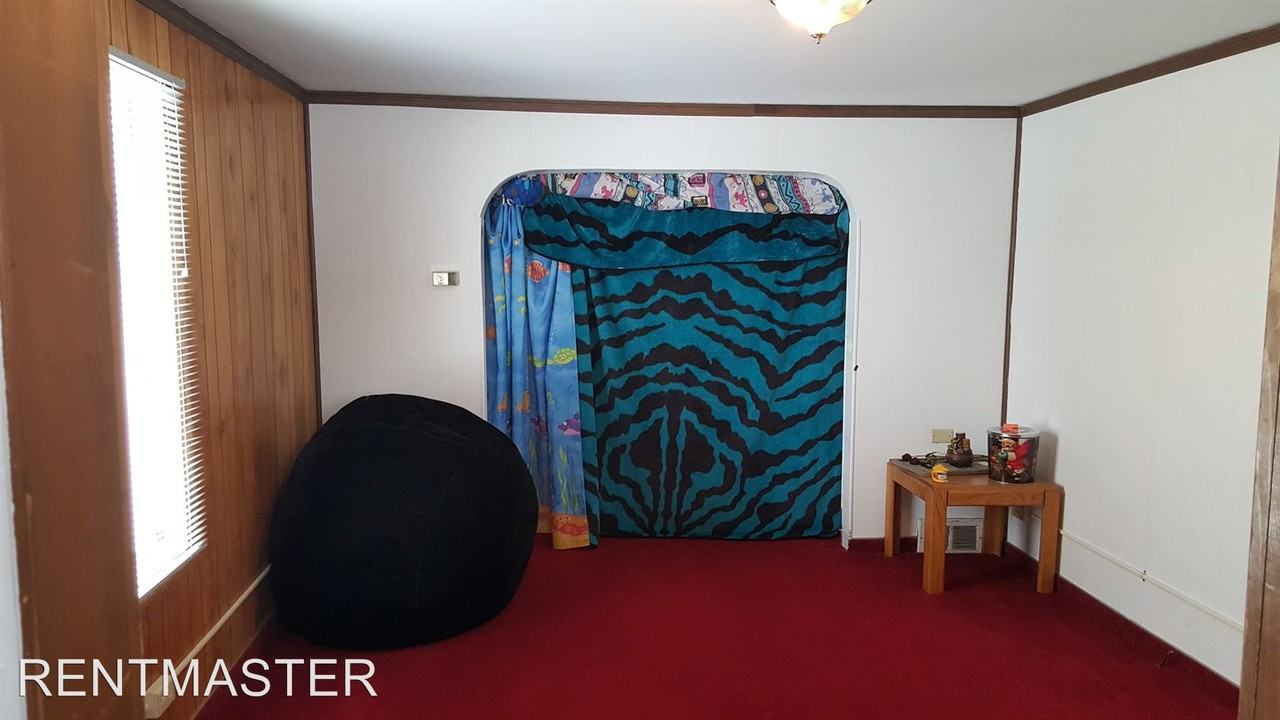 659 Pine St - Photo 3 of 8