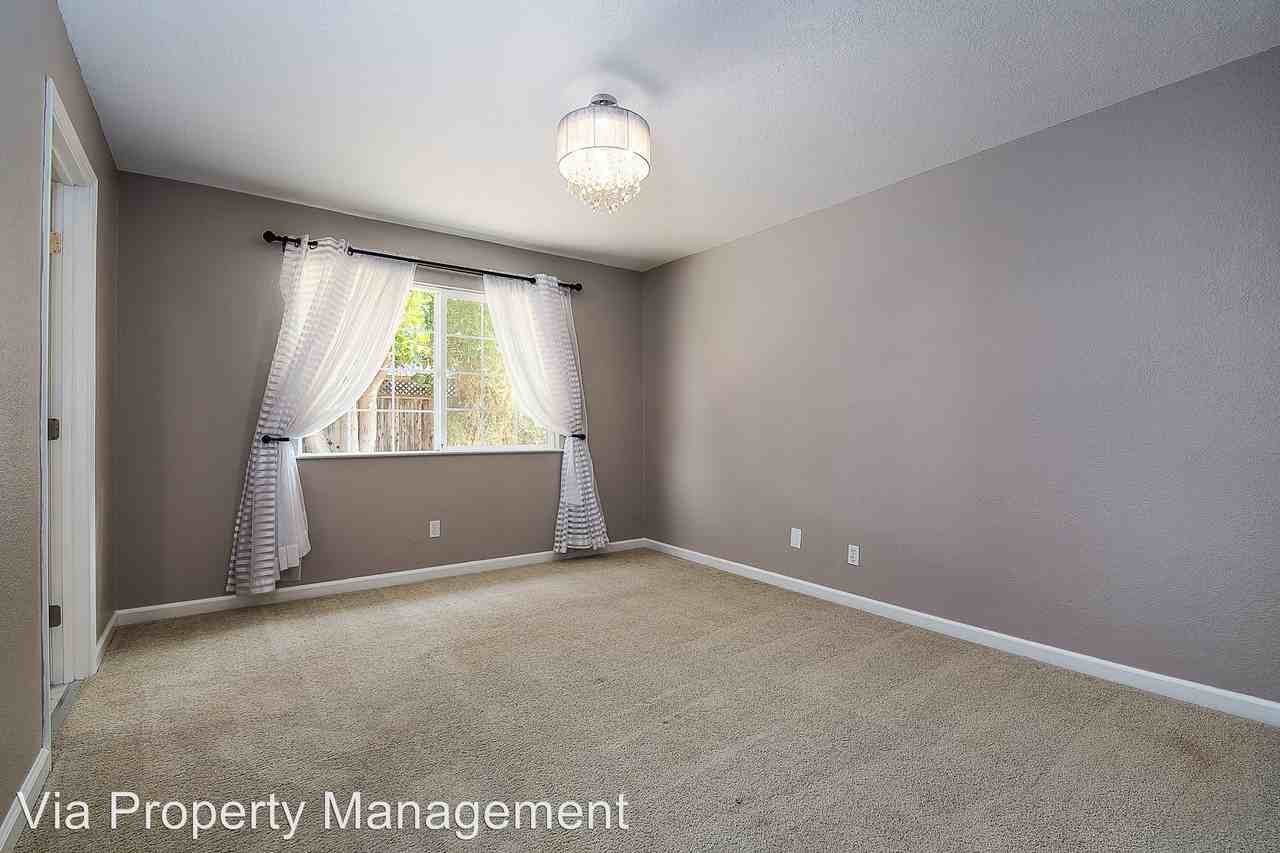 1631 Fisher Dr - Photo 3 of 17