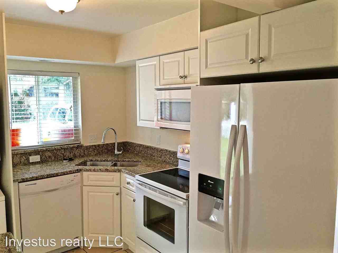 1726 8th St - Photo 2 of 6