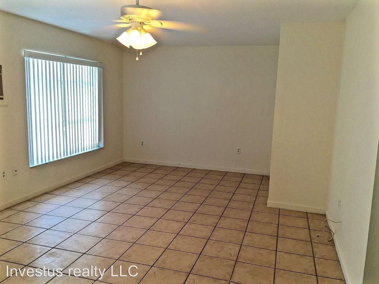 1726 8th St - Photo 3 of 6