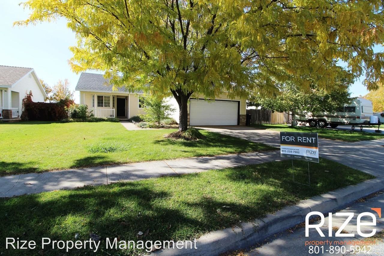 292 Christine Way - Photo 2 of 27