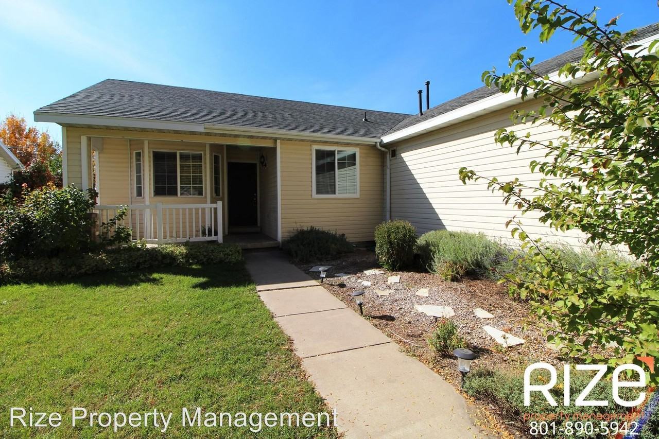 292 Christine Way - Photo 3 of 27