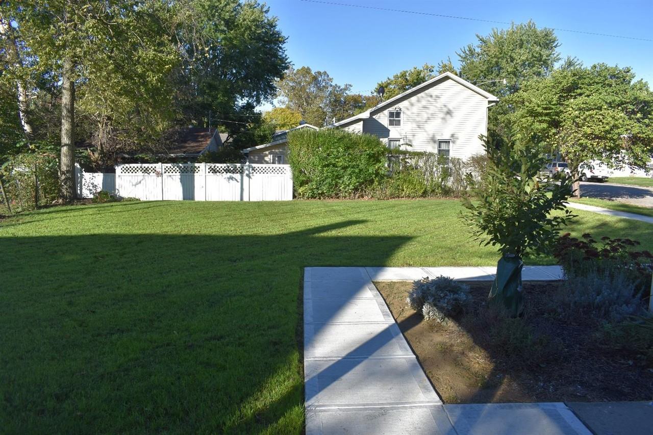 301 S Barron St - Photo 3 of 23