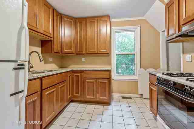 552 Exmoor Rd - Photo 3 of 10