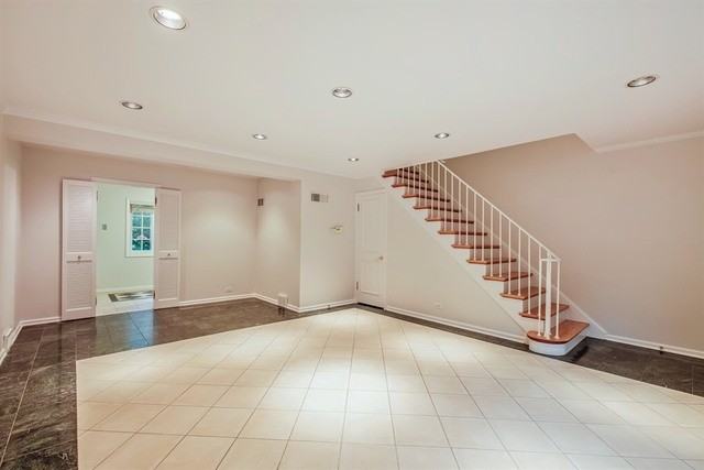 86 Warwick - Photo 2 of 10