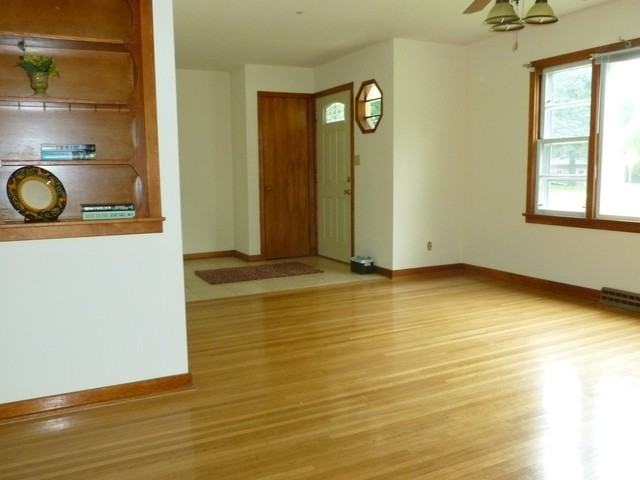 317 N Lew St - Photo 3 of 15