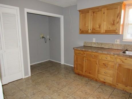 640 N Hocker Ave - Photo 2 of 8