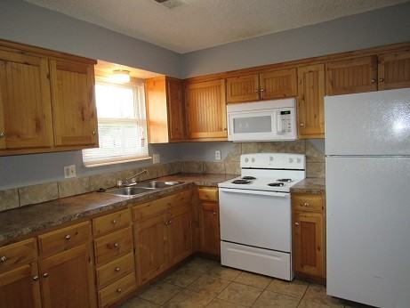 640 N Hocker Ave - Photo 3 of 8