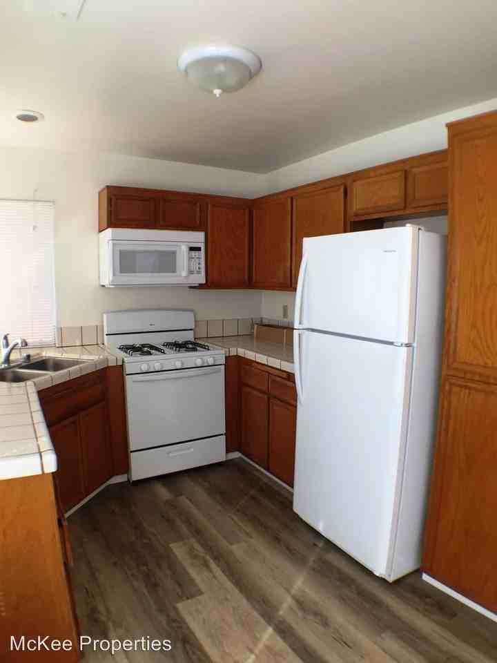 568 Nantucket Dr - Photo 2 of 14