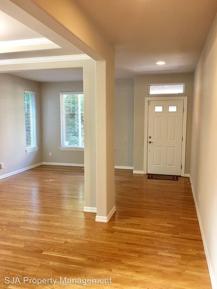 373 NW Dogwood St - Photo 2 of 17