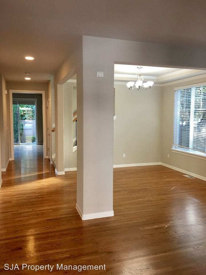 373 NW Dogwood St - Photo 3 of 17