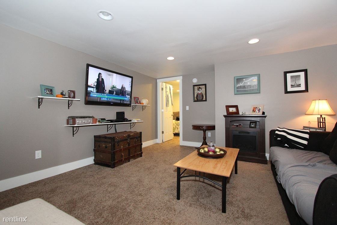 1767 Knapp St NE - Photo 3 of 5