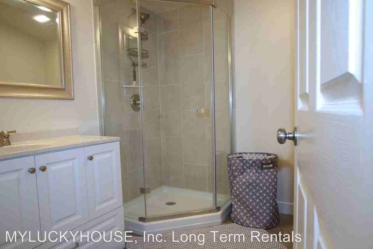 604 NE Revere Ave - Photo 3 of 4