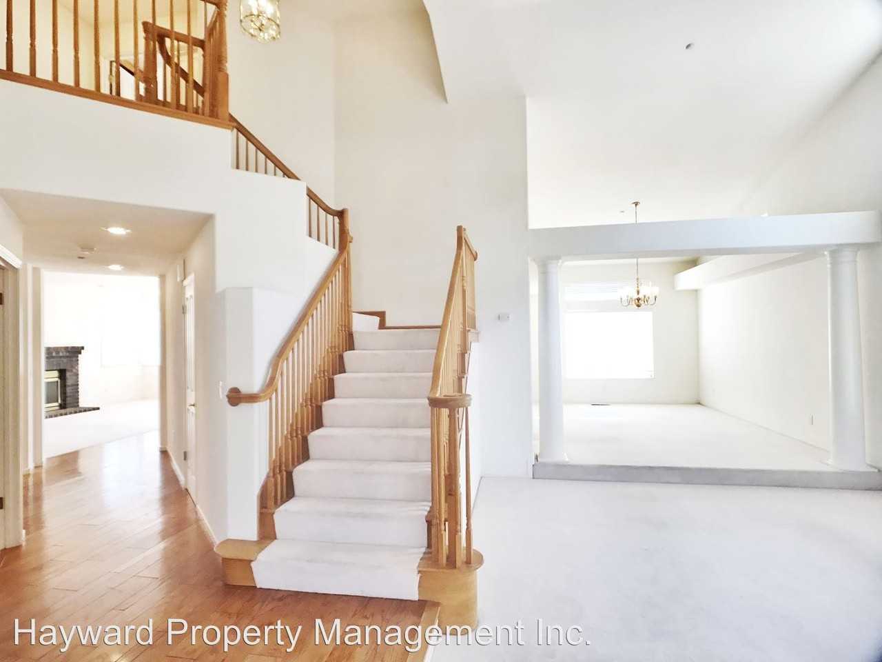 28425 Fox Hollow Dr - Photo 2 of 19