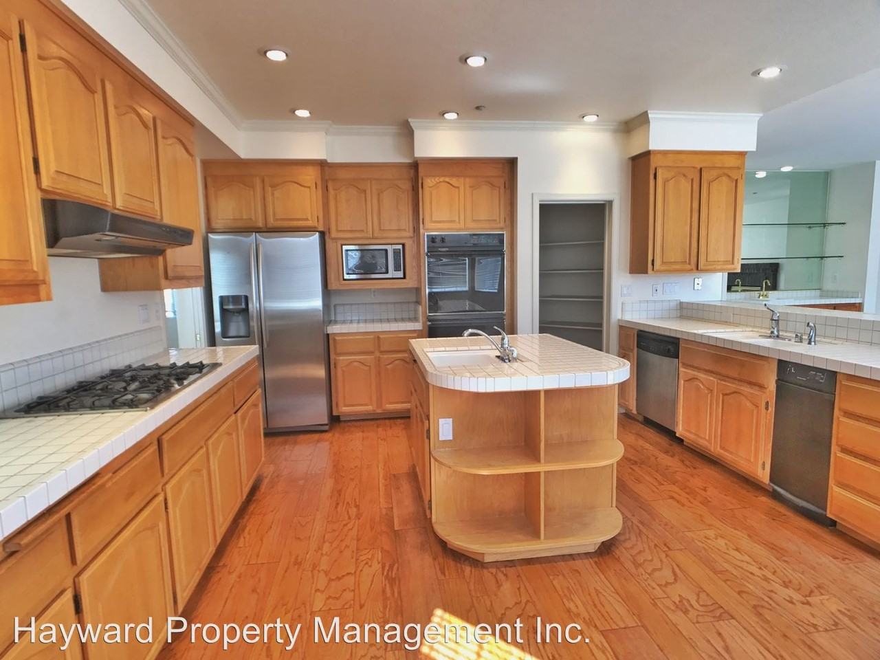 28425 Fox Hollow Dr - Photo 3 of 19