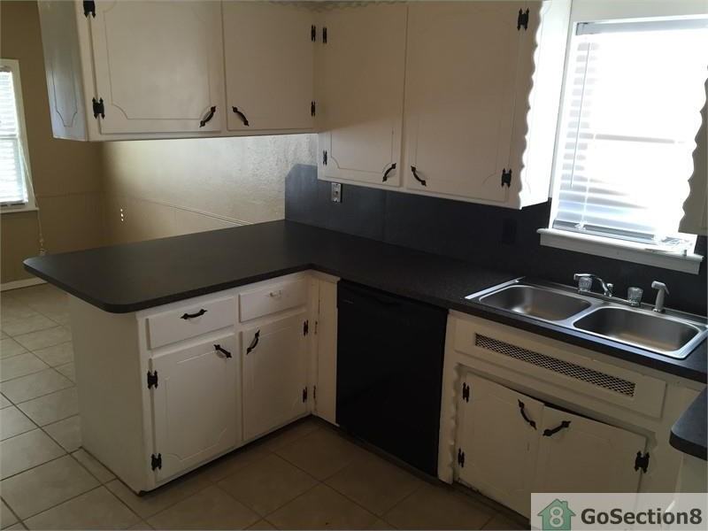 1421 SW 46th St - Photo 2 of 5