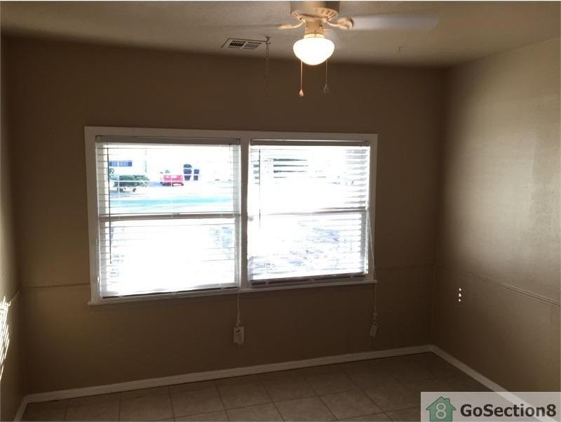 1421 SW 46th St - Photo 3 of 5