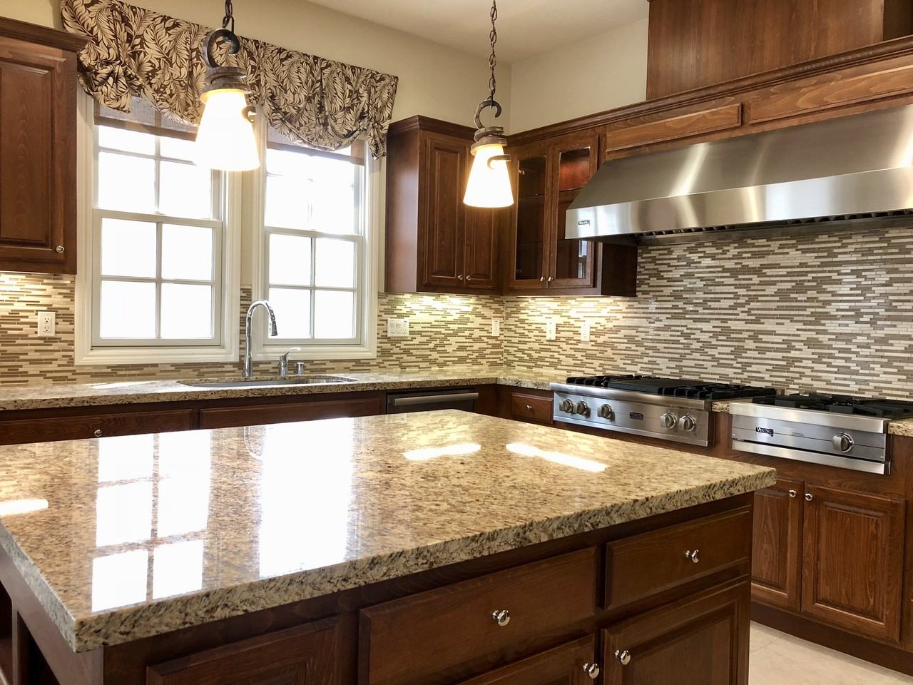 341 Levin Ave - Photo 3 of 15