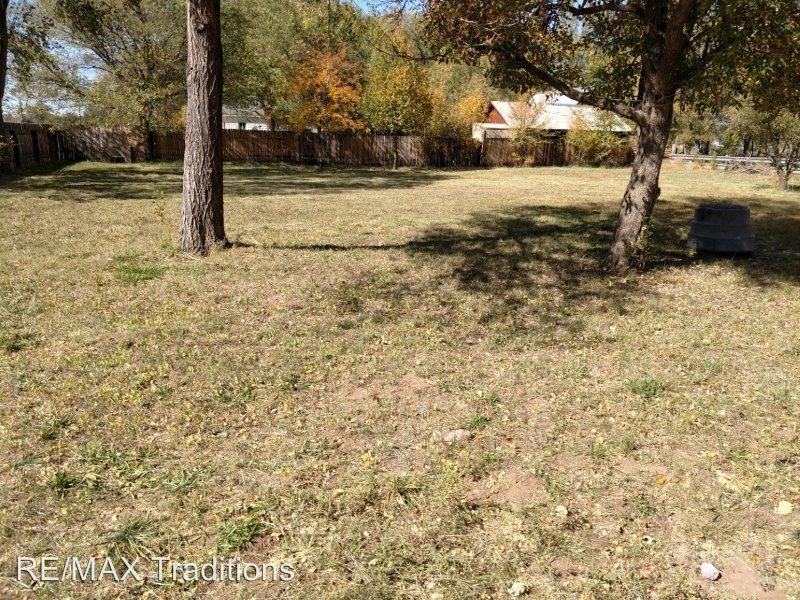 400 Center St - Photo 2 of 11