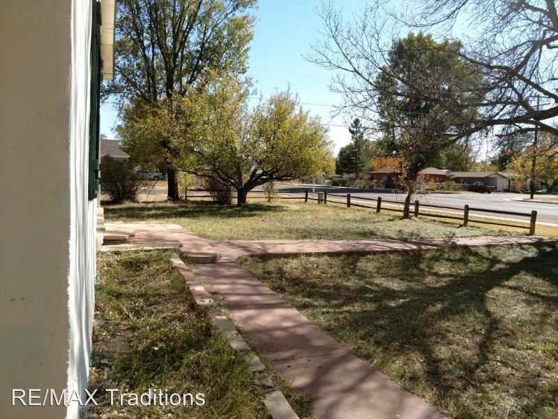 400 Center St - Photo 3 of 11